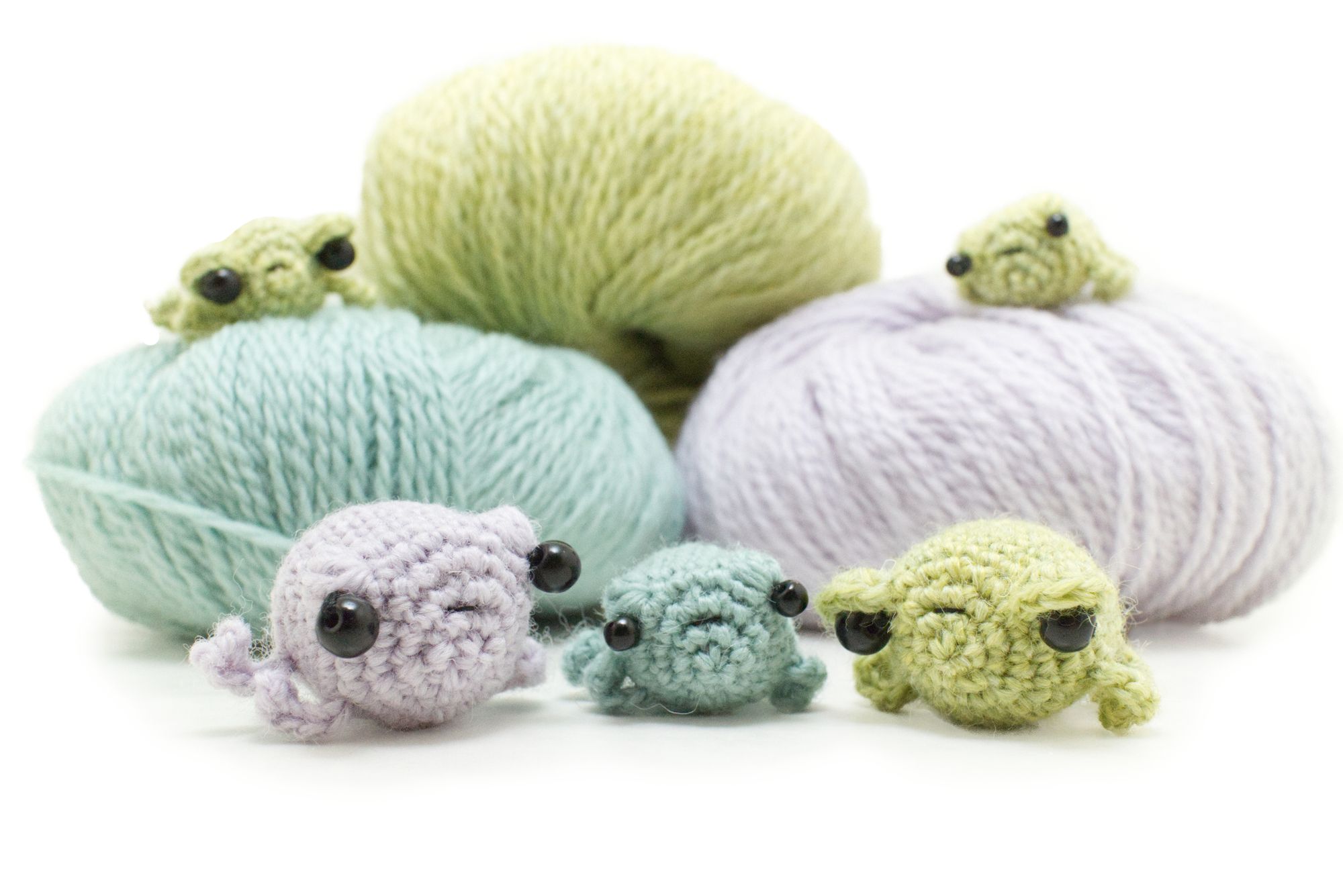 mini crochet frogs